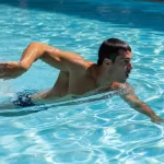 De Wegzakkende Arm bij Ademhaling Borstcrawl: Oorzaken en Oplossingen voor Efficiënter Zwemmen De-Wegzakkende-Arm-bij-Ademhaling-Borstcrawl-Oorzaken-en-Oplossingen-voor-Efficienter-Zwemmen.jpg