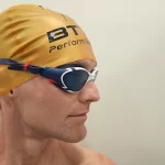 Beste zwemmuts Peter met gouden badmuts en zwembril sideview