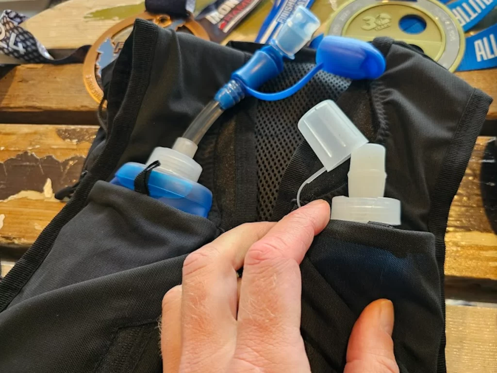 Drinkfles in zijvak van Stravix hardlooprugtas