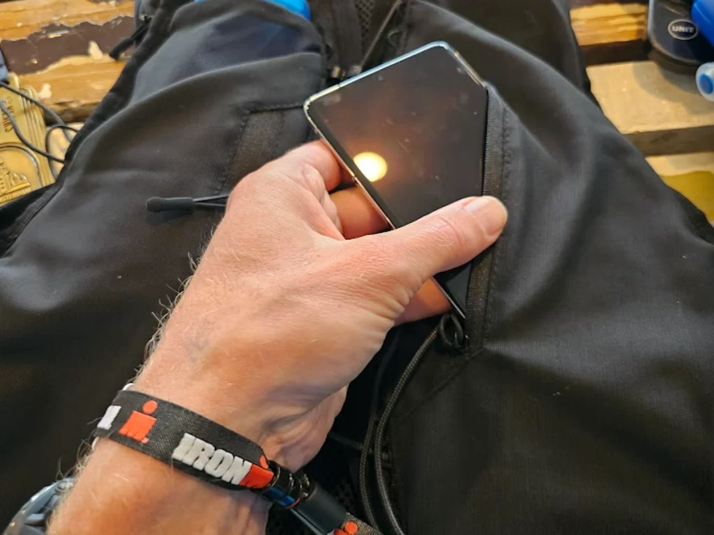 Telefoon in voorvak van Stravix hardlooprugtas