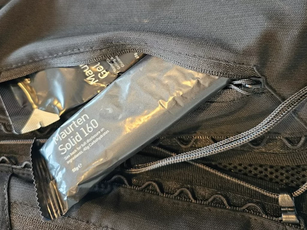 Vak van de Stravix hardlooprugtas met sportvoeding en gels