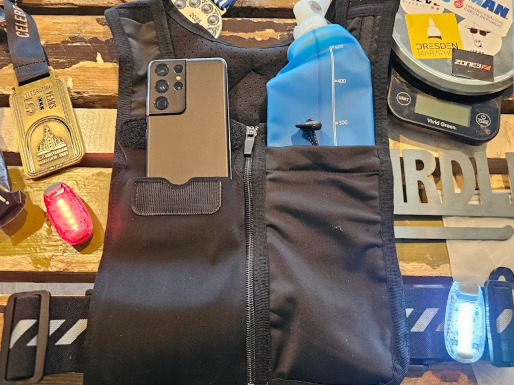 Stravix hardlooprugtas met ruimte voor telefoon en softflask drinkfles