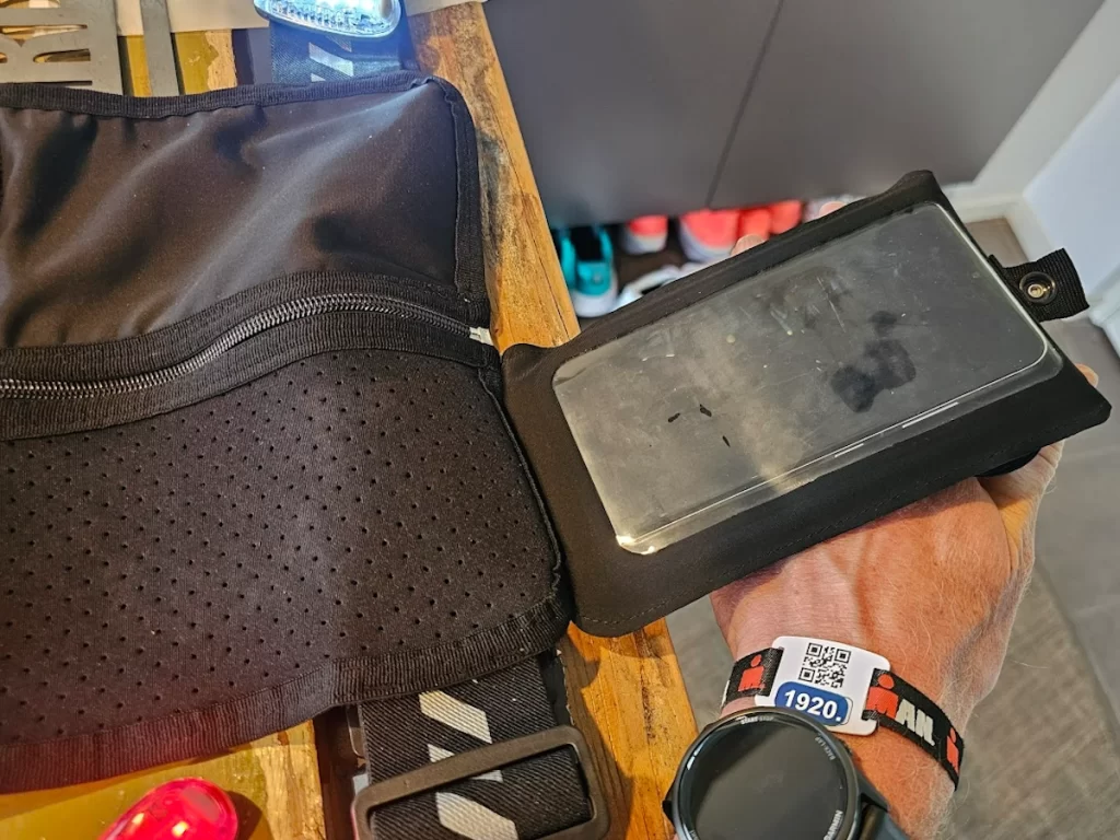 Telefoonvak en ingebouwde lampjes van de Stravix hardlooprugtas