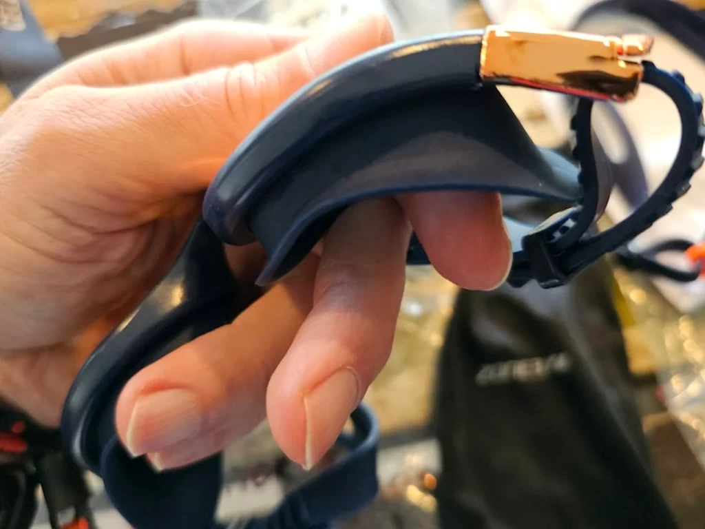 Zone3 zwembrillen gezien van onderen met verstelbare band