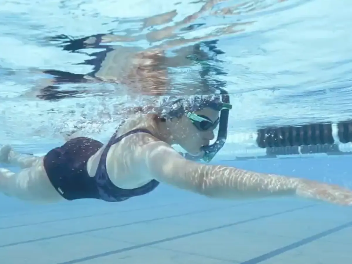 Vrouw die zwemt met frontale snorkel