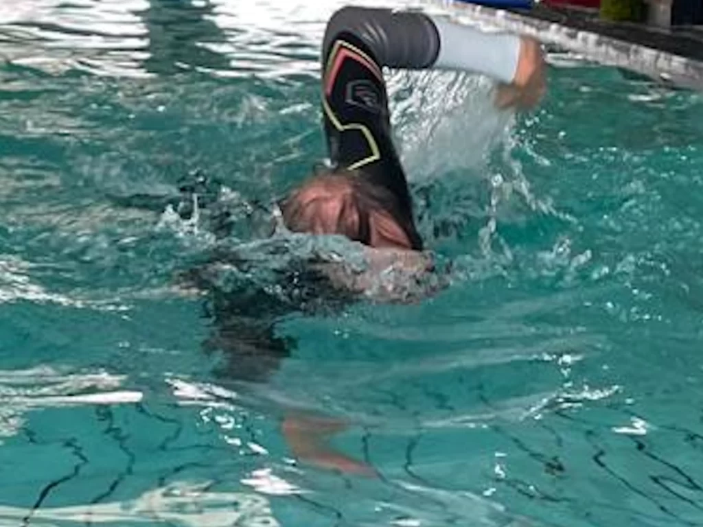 Zone3 Aspire zwempak tijdens zwemtest, voorkant in actie