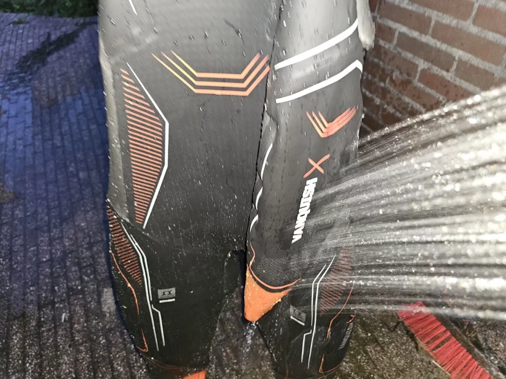 Zone3 Vanquish X wetsuit afspoelen na openwaterzwemmen